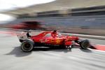 Ferraris Sebastian Vettel kom godt fra start i Bahrain g satte hurtigste tid i første træning. 