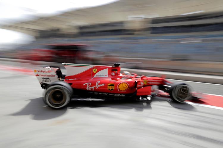 Ferraris Sebastian Vettel kom godt fra start i Bahrain g satte hurtigste tid i første træning. 
