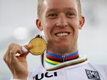 Australieren Cameron Meyer viser smilende guldmedaljen fra pointløbert frem. Han har nu otte VM-titler i sin samling. 