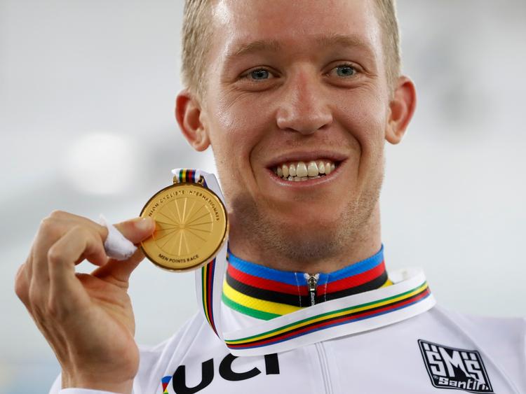 Australieren Cameron Meyer viser smilende guldmedaljen fra pointløbert frem. Han har nu otte VM-titler i sin samling. 
