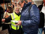 Lene Dale fra Køge er er en af de mange DSB-guider som sørger for, at togpassagerne finder ind i busserne i stedet - da mange spor renoveres i påsken.  