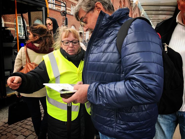 Lene Dale fra Køge er er en af de mange DSB-guider som sørger for, at togpassagerne finder ind i busserne i stedet - da mange spor renoveres i påsken.  