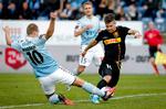 Emiliano Marcondes, der her runder Nicolaj Madsen, scorede FC Nordsjællands to første mål. 