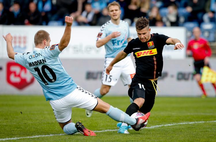 Emiliano Marcondes, der her runder Nicolaj Madsen, scorede FC Nordsjællands to første mål. 