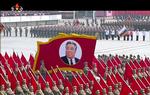 Militærparaden lørdag er til ære for Nordkoreas grundlægger, Kim Sung-il, der lørdag blev født for 105 år siden. Han er farfar til Nordkoreas nuværende leder, Kim Jong-un. 
