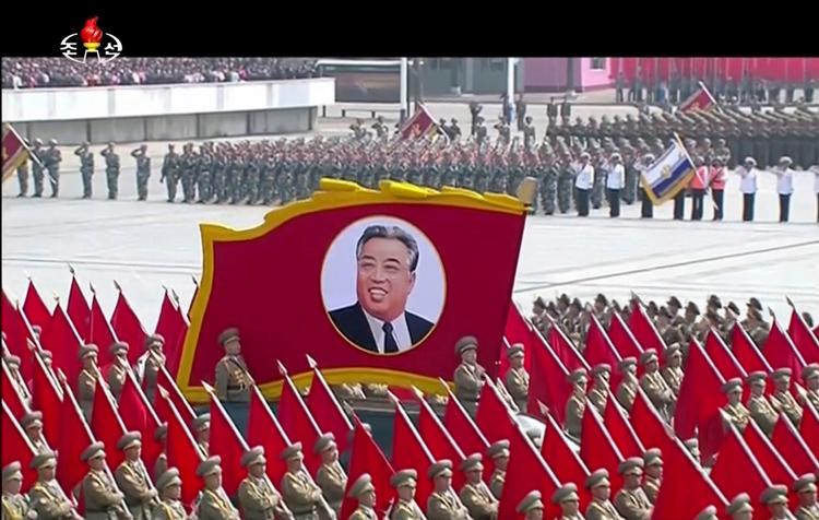 Militærparaden lørdag er til ære for Nordkoreas grundlægger, Kim Sung-il, der lørdag blev født for 105 år siden. Han er farfar til Nordkoreas nuværende leder, Kim Jong-un. 