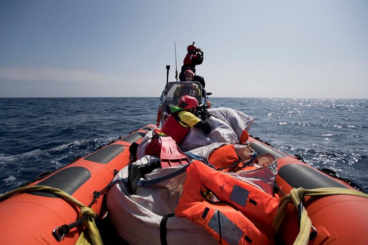 Redningsfolk på udkig efter migranter i problemer torsdag i Middelhavet. Dagen efter var der 19 redningsaktioner i havet. 
