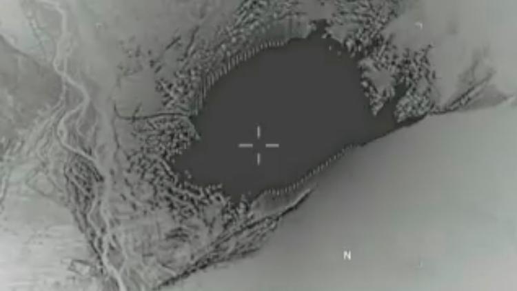 Et billede fra det amerikanske forsvarsministerium Pentagon viser angrebet på hulesystemet i det østlige Afghanistan. 