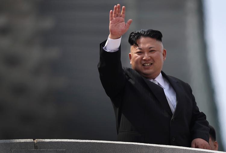 Den nordkoreanske leder Kim Jong Un skal sende repræsentanter til en konfliktnedtrappende snak med amerikanerne i Oslo.  