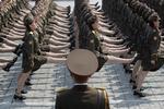 Kvindelige nordkoreanske soldater marcherer i takt under en parade sidste lørdag til ære for nationens grundlægger, Kim Sung-il. 
