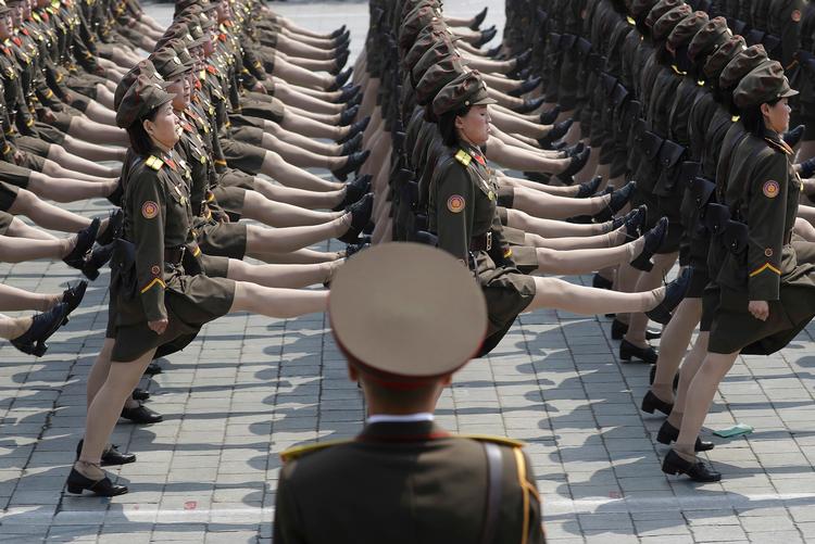 Kvindelige nordkoreanske soldater marcherer i takt under en parade sidste lørdag til ære for nationens grundlægger, Kim Sung-il. 