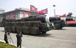 Nordkorea raslede med missilerne, da landet lørdag markerede sin grundlægger og afdøde leder, Kim Il-sungs, 105 års fødselsdag. Men har det kommunistiske styre teknikken og viljen til at bruge atomvåben, når det kommer til stykket? Foto: AP   