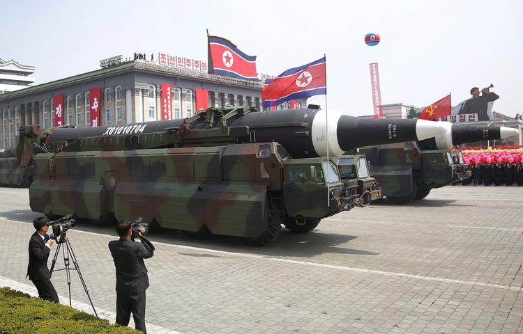 Nordkorea raslede med missilerne, da landet lørdag markerede sin grundlægger og afdøde leder, Kim Il-sungs, 105 års fødselsdag. Men har det kommunistiske styre teknikken og viljen til at bruge atomvåben, når det kommer til stykket? Foto: AP   