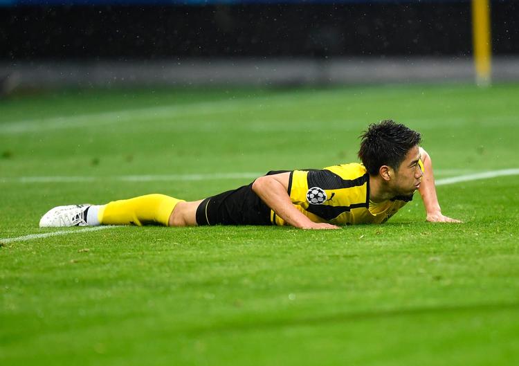 Dortmunds Shinji Kagawa er røget i græsset under 2-3-nederlaget til Monaco. 