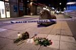 Lidt efter midnat lå der kun tre blomster i 
Drottninggatan. Sveriges Statsminister Stefan Löfven lagde den længst til venstre. 