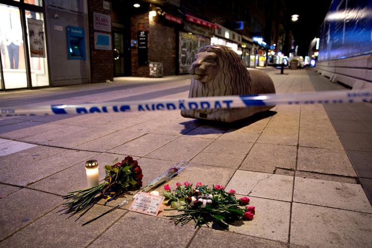 Lidt efter midnat lå der kun tre blomster i 
Drottninggatan. Sveriges Statsminister Stefan Löfven lagde den længst til venstre. 