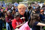 Den største demonstration mod Trump finder sted i Washington, hvor deltagere bærer plakater med påskrifter som 'Hvad er det, han gemmer?' og 'Rigtige mænd betaler deres skat' 
