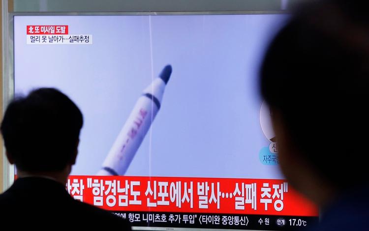 Sydkoreanere kigger på billeder af en nordkoreansk missilaffyring. 