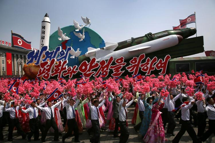 Nordkorea brugte en storstilet parade i går til at vise landets militære styrke, men har nu tilsyneladende lidt et stort prestigetab. 