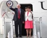 Mike Pence er landet i Sydkorea sammen med hustruen Karen. 