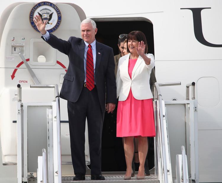 Mike Pence er landet i Sydkorea sammen med hustruen Karen. 
