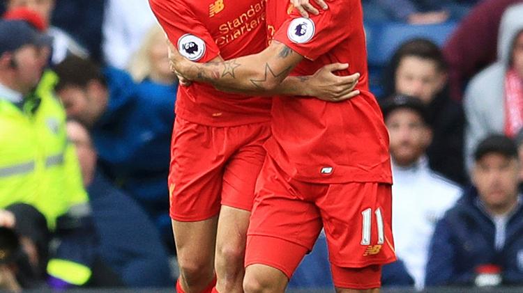 Roberto Firmino (th.) scorede kampens eneste mål, da Liverpool FC slog West Bromwich Albion i Premier League. 