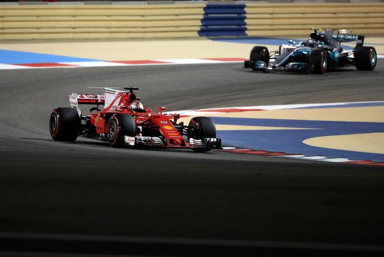 Sebastian Vettel med Valtteri Bottas i bakspejlet. 