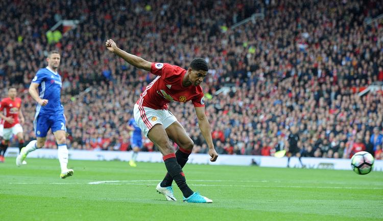 Manchester Uniteds Marcus Rashford åbnede scoringen i sit holds 2-0-sejr over Chelsea i Premier League. 