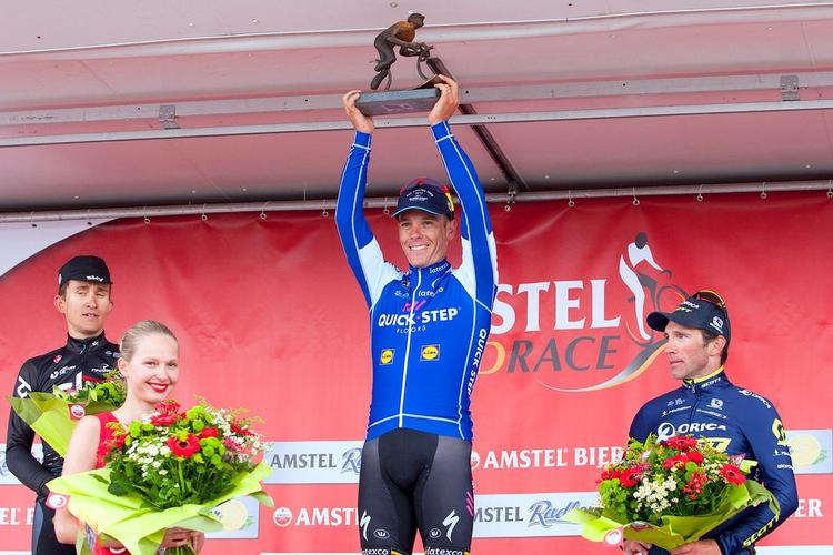 En storsmilende Philippe Gilbert hyldes efter sejren i Amstel Gold Race flankeret af nr. 2 Michal Kwiatkowski (tv) og nr. 3 Michael Albasini. 