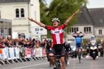 Så glad var Alexander Kamp, da han i går vandt 4. etape, og i dag kunne han så juble over den samlede sejr i Tour du Loir et Cher. 