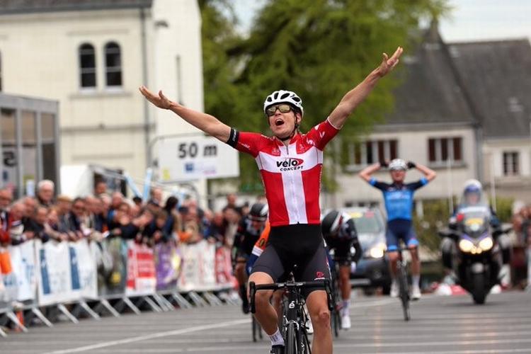 Så glad var Alexander Kamp, da han i går vandt 4. etape, og i dag kunne han så juble over den samlede sejr i Tour du Loir et Cher. 