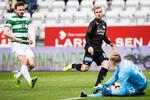 Emil Scheel (i sort) fra  Silkeborg i et forsøg på Viborg-målmanden.  