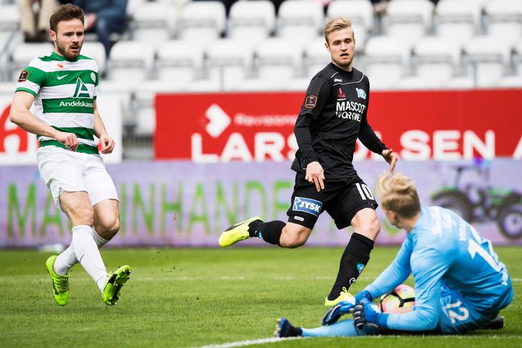 Emil Scheel (i sort) fra  Silkeborg i et forsøg på Viborg-målmanden.  