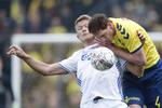 Andreas Cornelius var, som sædvanlig, stærk i luften. Her er FCK-angriberen i en duel med Brøndbys midtstopper Benedikt Röcker 