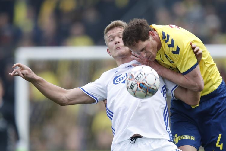 Andreas Cornelius var, som sædvanlig, stærk i luften. Her er FCK-angriberen i en duel med Brøndbys midtstopper Benedikt Röcker 