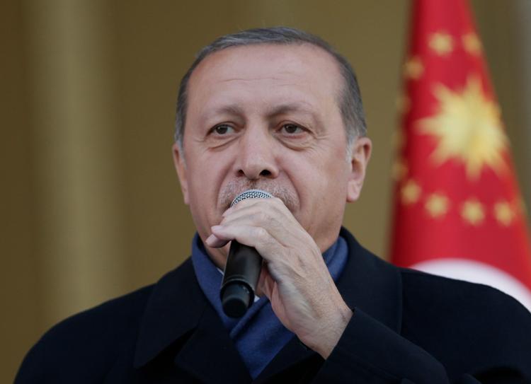 »Vi hverken ser jer, hører jer eller kender de politisk motiverede rapporter, I vil lave«, lyder det fra Erdogan i en tale til sine tilhængere i hovedstaden Ankara. 