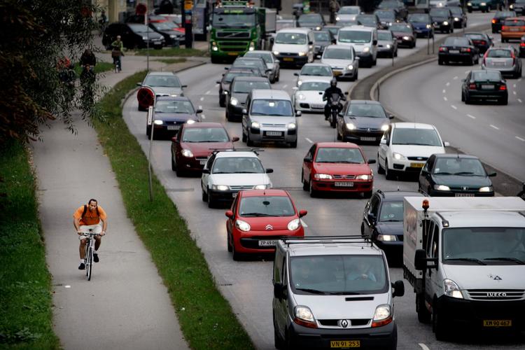 Cykeltrafikken faldt en smule sidste år. Til gengæld steg antallet af nye biler væsentligt, viser tal fra Vejdirektoratet. Arkivfoto Finn Frandsen