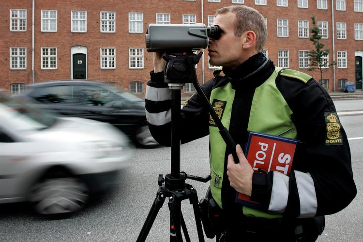 Samfundstjeneste - og ikke pengemaskine. Sådan vurderer mange politiets arbejde med fartkontrol.  Arkivfoto Finn Frandsen