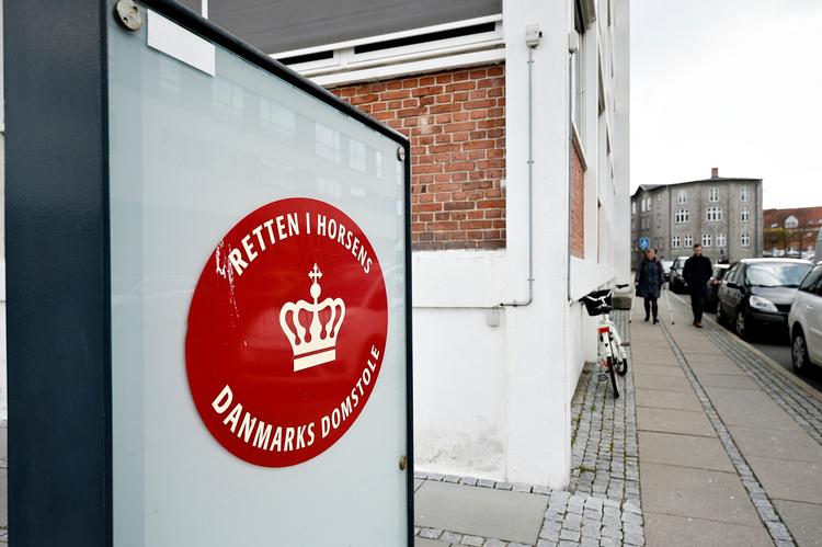 Retten i Horsens behandler i disse dage sagen om de 4 unge drenge fra ry  som er sigtet for at havde kastet en brandbombe mod en 15 årige klassekammerat . 