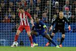  Saul Niguez (tv.) var Schmeichels overmand.  