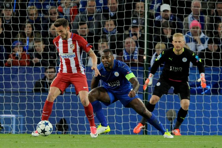  Saul Niguez (tv.) var Schmeichels overmand.  