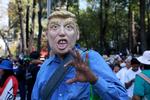 En demonstrant med en Trump-maske ved en demonstration i Mexico City i februar.  