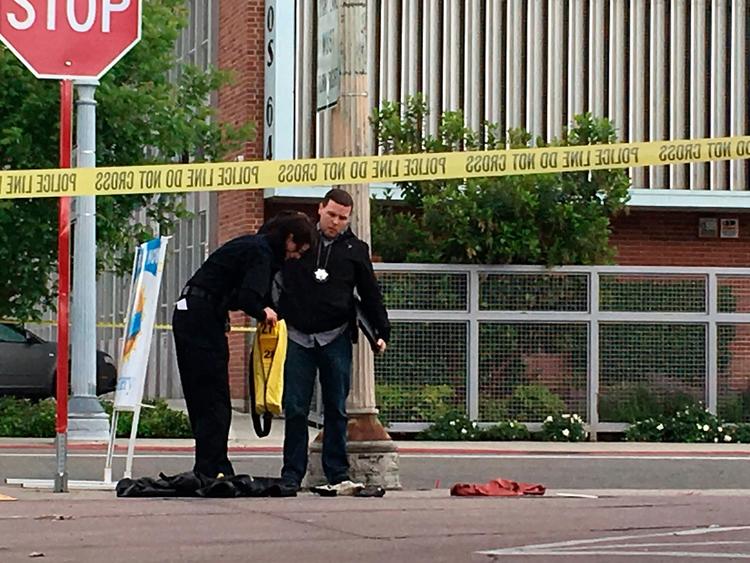 Politiet i den amrikanske by Fresno i Californien leder fortsat efter det våben, der blev anvendt, da en 39-årig mand skød og dræbte tre mænd i går. Den anholdte har forklaret, at han smed våbnet fra sig i en bunke tøj, da han flygtede fra det sidste drabssted.  