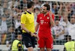 Mats Hummels i samtale med dommere Viktor Kassai
 