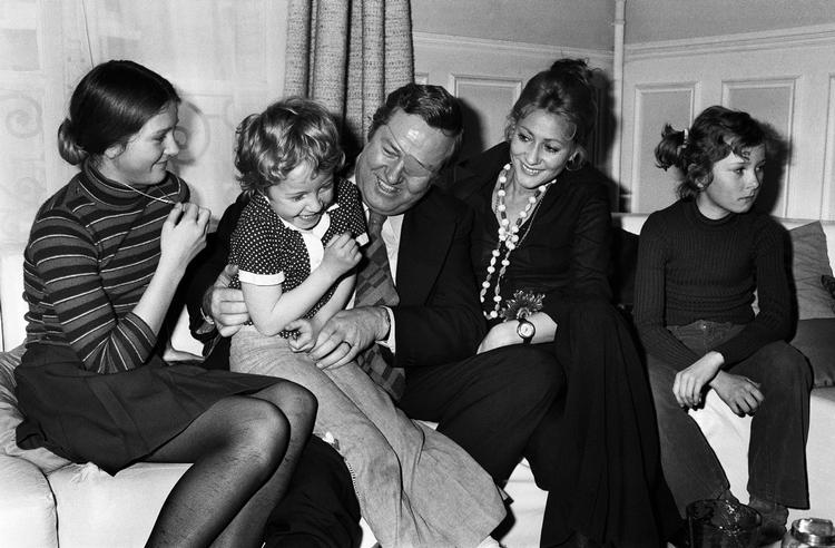 I 1974 sad lille Marine på skødet af sin far, Front Nationals grundlægger Jean-Marie Le Pen, omgivet af søstrene Marie-Caroline og Yann og moderen Pierrette. To år senere sprang familiens lejlighed i luften. Det gav startskuddet til et turbulent liv for kvinden, der senere skulle gøre oprør mod faderen, overtage partiet og skabe sin egen drøm om at blive Frankrigs præsident.  