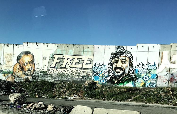 Yasser Arafat og Marwan Barghouti (tv) på muren ved Qalandia på grænsen mellem Israel og Vestbredden. 
