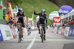Umiddelbart er det Mikel Landa, der jubler mest, men det er holdkammeraten Geraint Thomas (tv), der har vundet etapen og erobret førertrøjen i Tour of the Alps. 