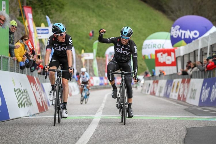 Umiddelbart er det Mikel Landa, der jubler mest, men det er holdkammeraten Geraint Thomas (tv), der har vundet etapen og erobret førertrøjen i Tour of the Alps. 