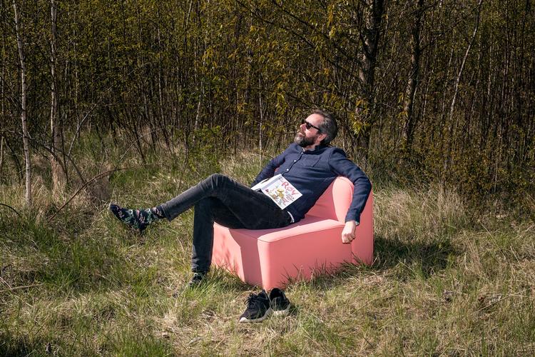 Anders Morgenthaler elsker design, men køber det helst brugt, senest en lyserød sofa fra Normann. Han går i økologisk tøj og får et kick ud af gratis glæder som at læse i naturen. 