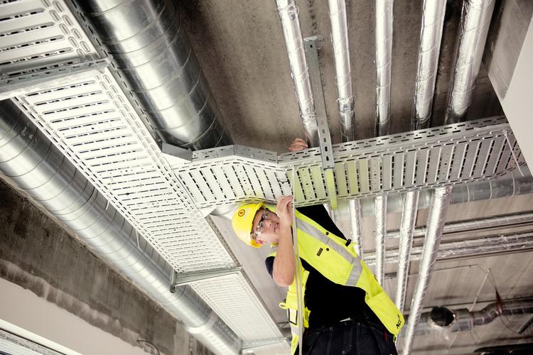 600.000 lønmodtagere på det private arbejdsmarked har stemt om ny overenskomst. Afgørelsen offentliggøres  i dag klokken 12. Blandt landets elektrikere har dobbelt så mange stemt denne gang i forhold til for tre år siden.  